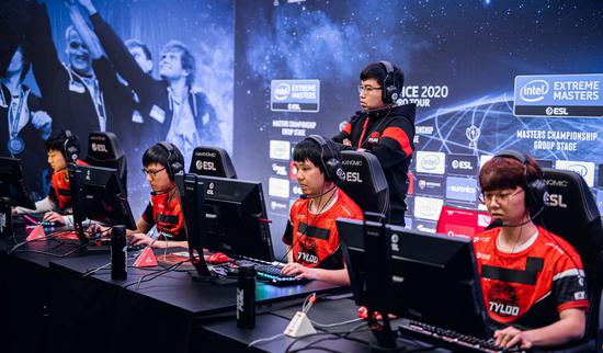 老厂房变身电竞馆打造全新潮流地标